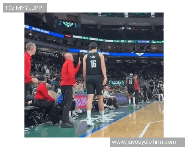 杨瀚森精彩单挑尤班克斯背运转身连招引发观众热烈反响 杨瀚森精彩单挑尤班克斯背运转身连招引发观众热烈反响