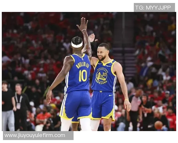 库里与爱德华兹赛后亲密互动热聊背后的友谊与篮球梦想