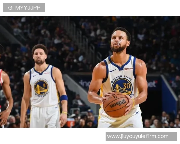 拼尽全力库里三分球表现惊艳全场独得38分却难阻球队失利 拼尽全力库里三分球表现惊艳全场独得38分却难阻球队失利