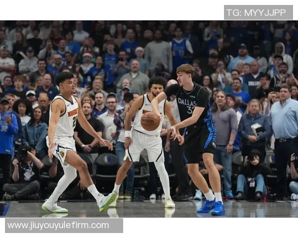 弗拉格激情四溢瞬间爆发隔扣琼斯并向约基奇挥拳庆祝全场沸腾