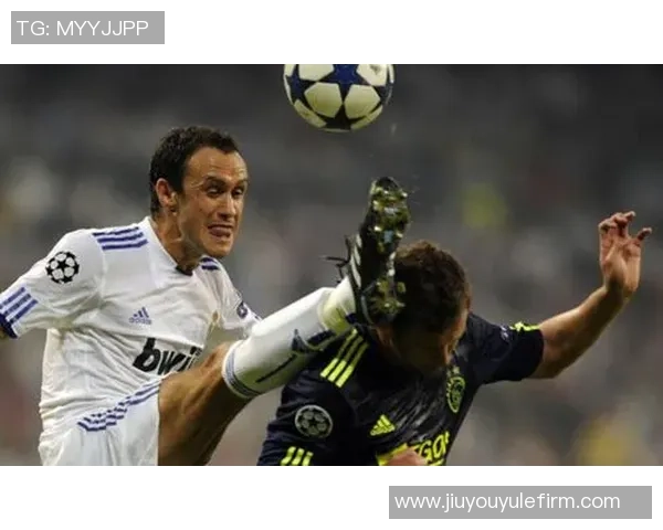 舍伍德指出戈麦斯抬脚过高应被红牌罚下前英超裁判对此表示认同