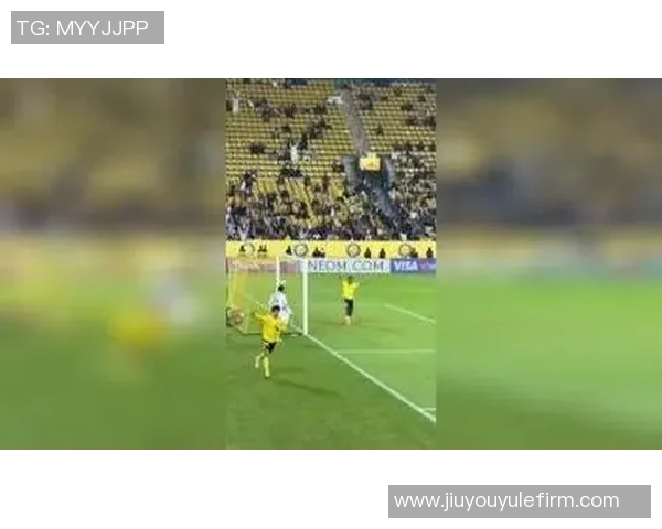 C罗头球助攻未果菲利克斯射门高出后C罗无奈敲脑门