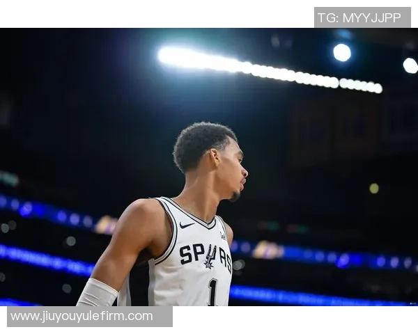 文班亚马半场表现起伏6分2板2帽5助攻却伴随4次失误 文班亚马半场表现起伏6分2板2帽5助攻却伴随4次失误