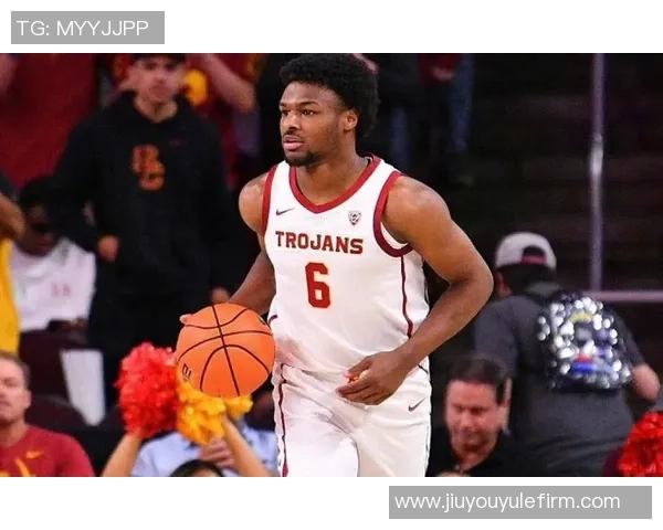 三球调侃布朗尼身材健壮引发热议网友纷纷点赞幽默互动不断