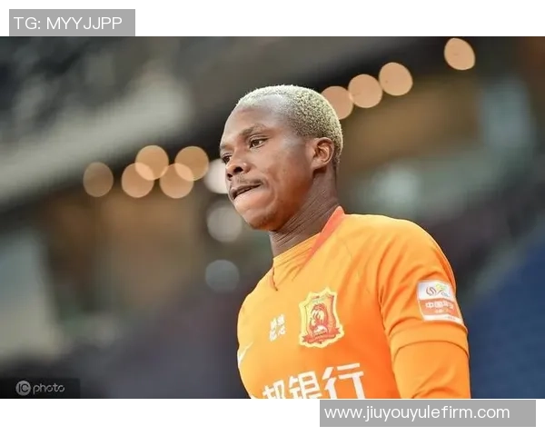 埃弗拉回应舔生鸡肉视频争议称只是想开个玩笑并未真正舔食