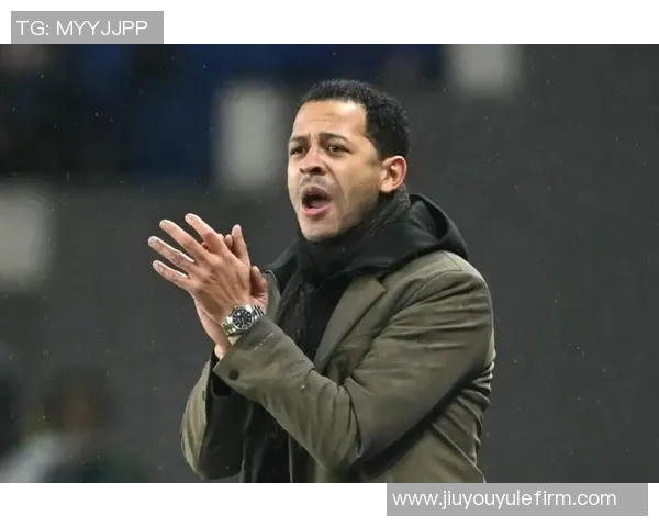 斯特拉斯堡主帅被切尔西挖走球迷愤怒表达不满情绪